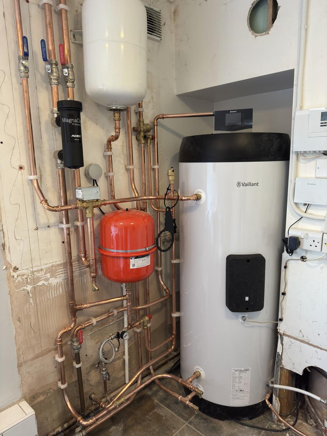 Hot water cylinder and expansion vessel in a plant cupboard