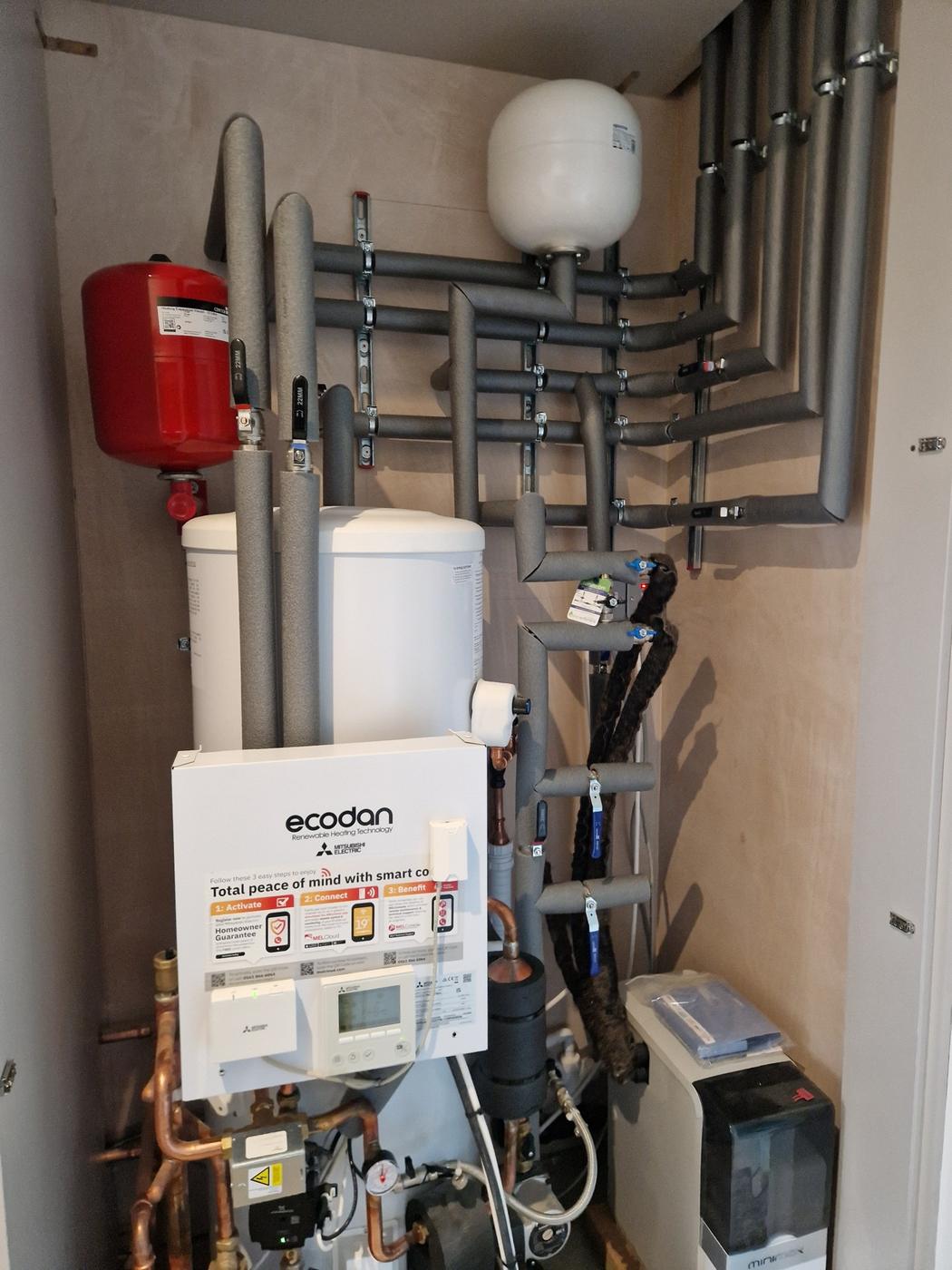 Hydrobox and cylinder in a plant cupboard, with the vessel and valves checked